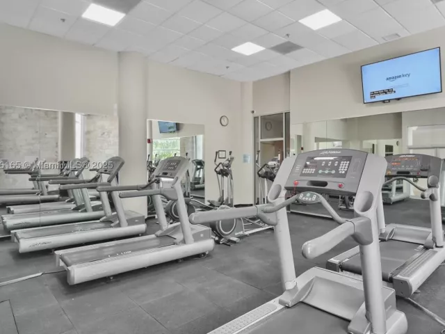 2-bedroom condo for rent in Miami Beach - 5151 Collins Ave 535 - MondialRealty