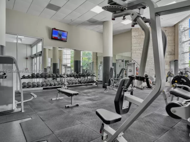 2-bedroom condo for rent in Miami Beach - 5151 Collins Ave 535 - MondialRealty