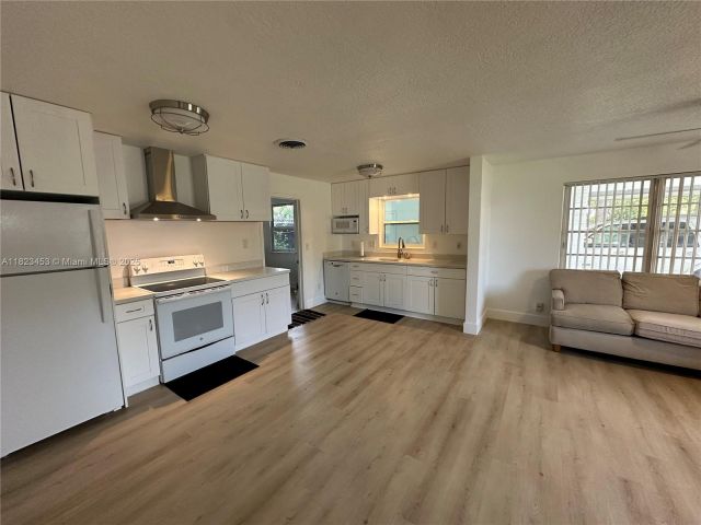 3-bedroom home for rent in Riviera Beach - 201 E 28th St 0 - MondialRealty