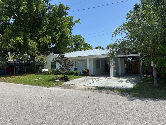 3-bedroom home for rent in Riviera Beach - 201 E 28th St 0 - MondialRealty