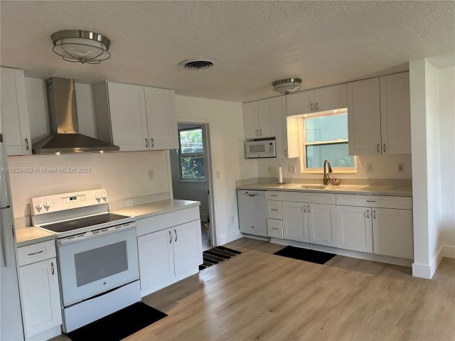 3-bedroom home for rent in Riviera Beach - 201 E 28th St 0 - MondialRealty