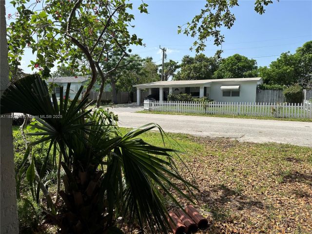 3-bedroom home for rent in Riviera Beach - 201 E 28th St 0 - MondialRealty