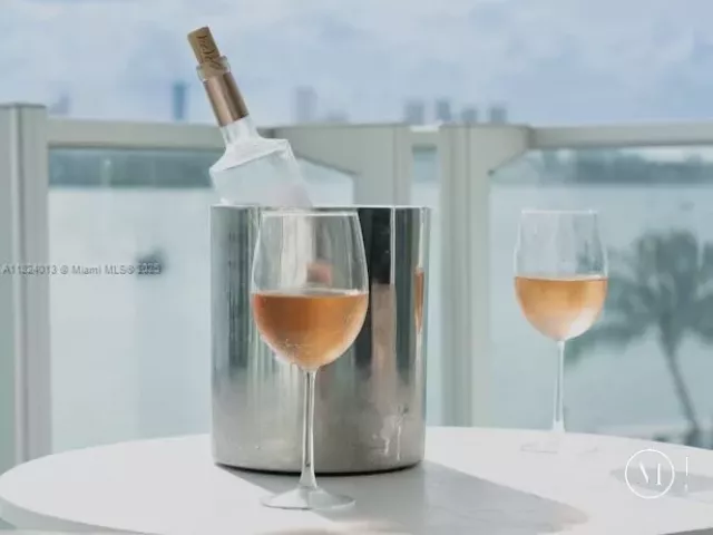 1-bedroom condo for sale in Miami Beach - 1100 West Ave 510 - MondialRealty