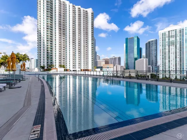 3-bedroom condo for rent in Miami - 92 SW 3rd St 3901 - MondialRealty