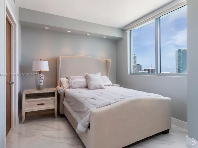 3-bedroom condo for rent in Miami - 92 SW 3rd St 3901 - MondialRealty