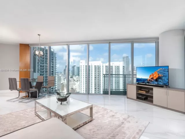 3-bedroom condo for rent in Miami - 92 SW 3rd St 3901 - MondialRealty