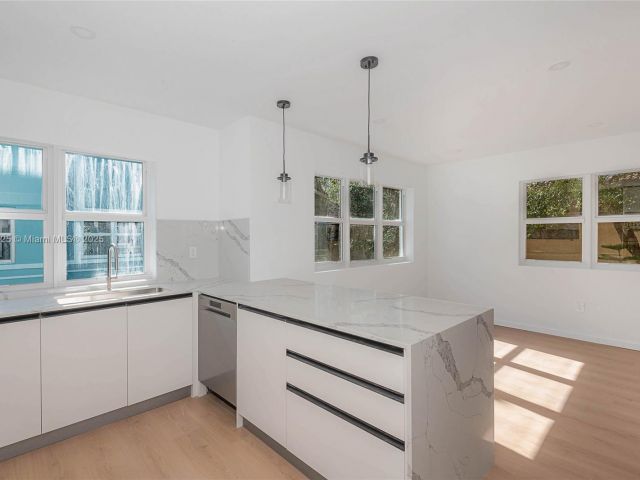 Home for sale at 824 SE 12 ct 1 - photo 6191664