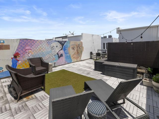 Home for sale at 721 SE 12th Ct 4 - photo 6192350