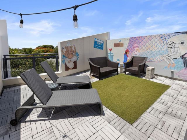 Home for sale at 721 SE 12th Ct 4 - photo 6192351