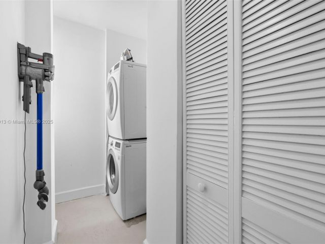 Home for sale at 721 SE 12th Ct 4 - photo 6192352