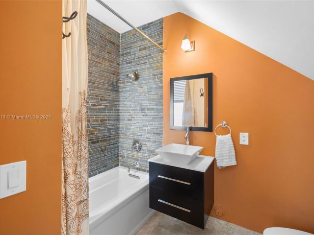 Home for sale at 721 SE 12th Ct 4 - photo 6192356