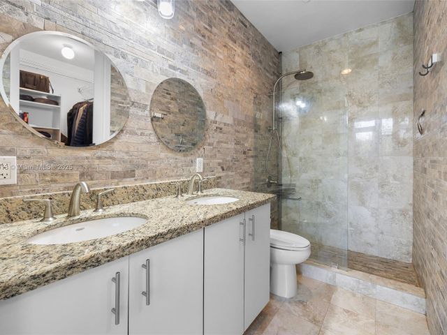 Home for sale at 721 SE 12th Ct 4 - photo 6192359