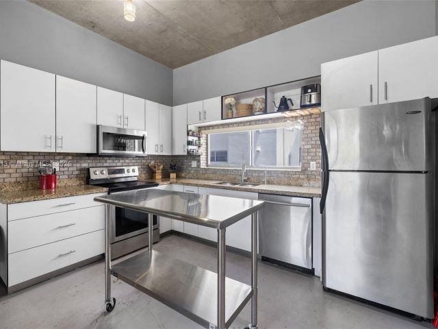 Home for sale at 721 SE 12th Ct 4 - photo 6192362