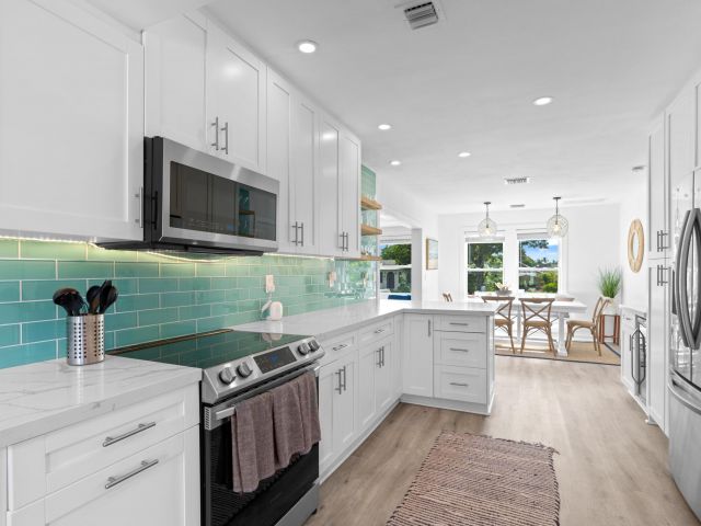 Home for sale at 826 SE 4th Avenue - photo 6214481