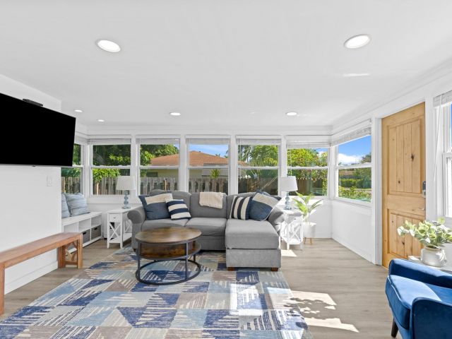 Home for sale at 826 SE 4th Avenue - photo 6214485