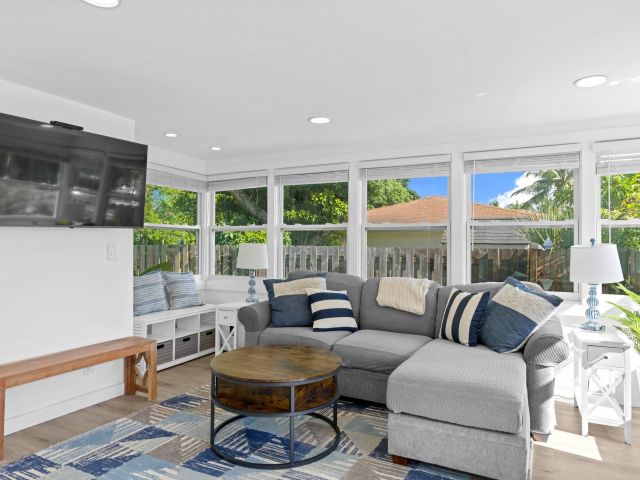 Home for sale at 826 SE 4th Avenue - photo 6214486