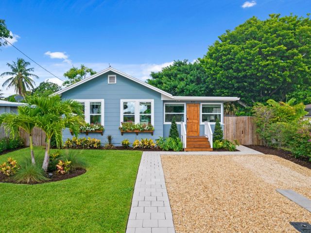 Home for sale at 826 SE 4th Avenue - photo 6214490