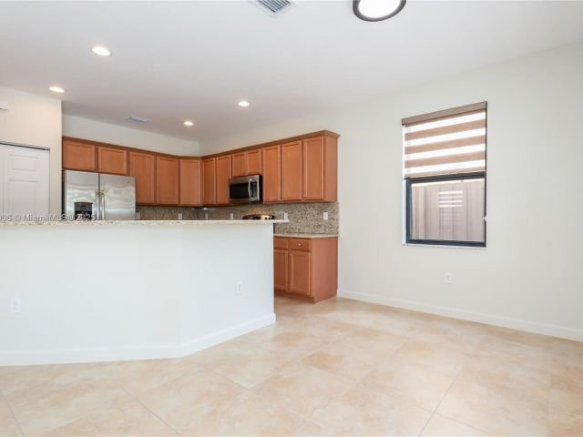 Home for rent at 11510 NW 88th Ln 1 - photo 6195005