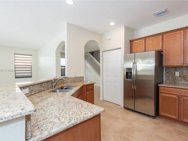 Home for rent at 11510 NW 88th Ln 1 - photo 6195006