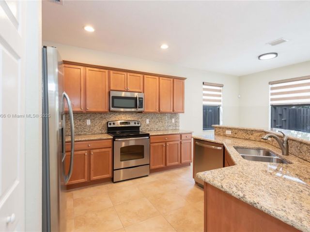 Home for rent at 11510 NW 88th Ln 1 - photo 6195008