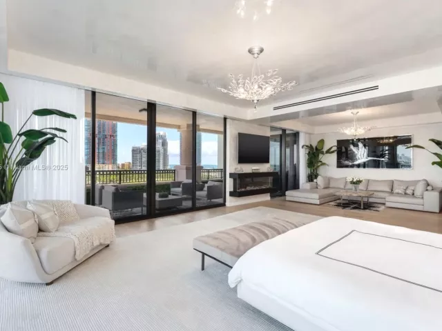 7-bedroom condo for sale in Fisher Island - 6893 Fisher Island Dr LPH 6893 - MondialRealty