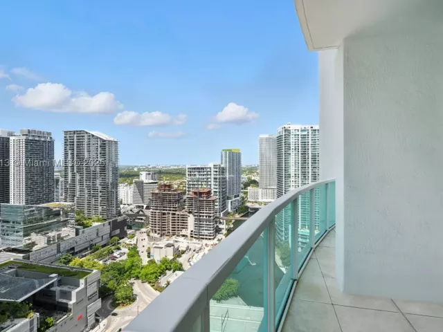 3-bedroom condo for sale in Miami - 31 SE 5th St 4021 - MondialRealty