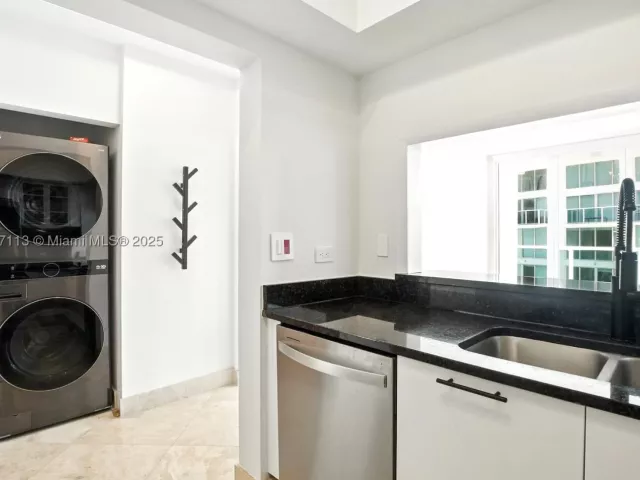 3-bedroom condo for sale in Miami - 31 SE 5th St 4021 - MondialRealty
