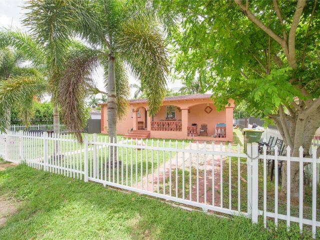 Home for sale at 916 NW 3rd Ave - photo 6208297