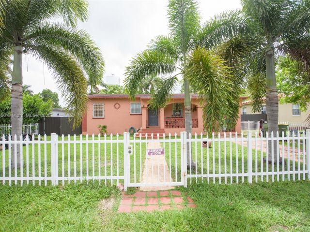 Home for sale at 916 NW 3rd Ave - photo 6208298