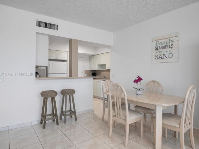 Apartment for rent  Unit #315 - photo 6224926