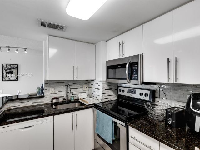 Apartment for sale  Unit #1210 - photo 6203230