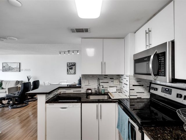 Apartment for sale  Unit #1210 - photo 6203231