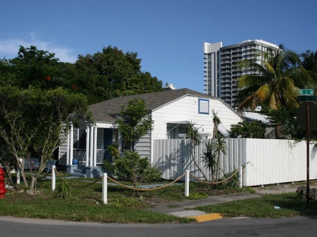 Home for sale at 100 NE 5th Street - photo 6204215