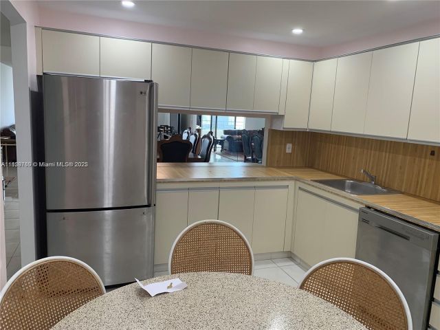 Apartment for rent  Unit #1721 - photo 6207147