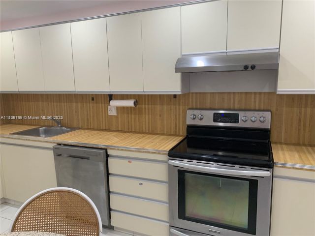 Apartment for rent  Unit #1721 - photo 6207151