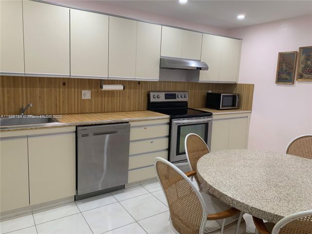 Apartment for rent  Unit #1721 - photo 6207160