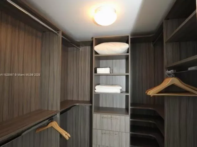 2-bedroom condo for sale in Miami - 50 Biscayne Blvd 4706 - MondialRealty