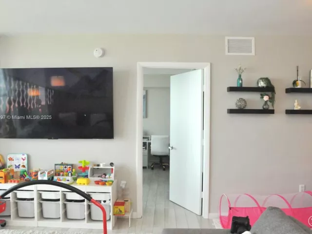 2-bedroom condo for sale in Miami - 50 Biscayne Blvd 4706 - MondialRealty