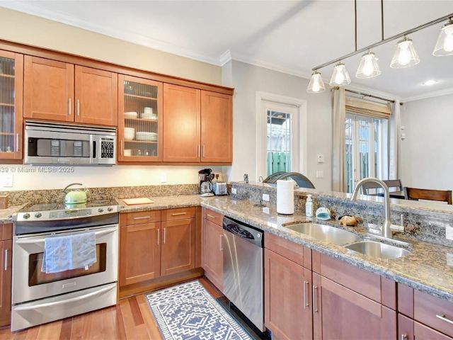 Home for sale at 1110 SE 4th Ave - photo 6223839