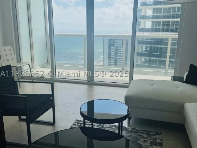 1-bedroom condo for rent in Hallandale Beach -  - MondialRealty