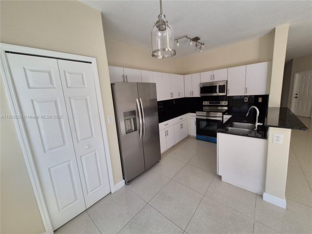 Home for rent at 7673 NW 116th Ave 7673 - photo 6238476