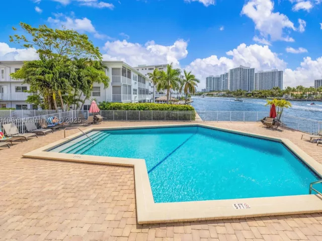 2-bedroom condo for sale in Hallandale Beach - 3161 S Ocean Dr 1510 - MondialRealty