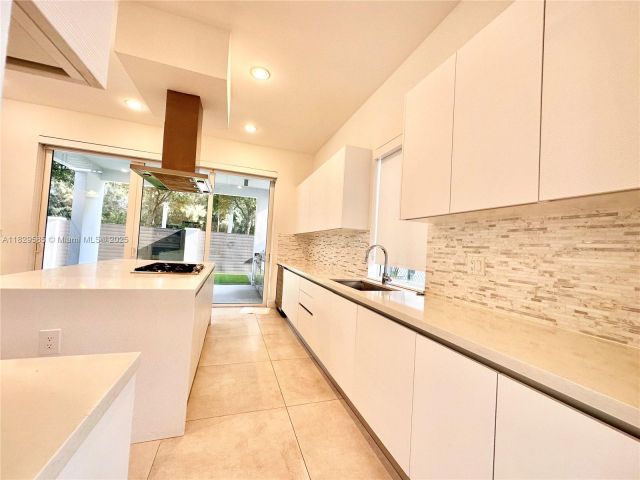 Home for rent at 10258 NW 74th Ter 0 - photo 6210250