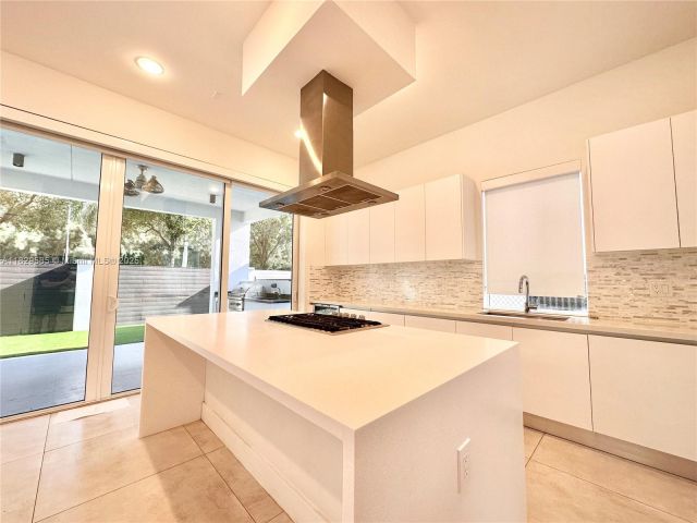 Home for rent at 10258 NW 74th Ter 0 - photo 6210251