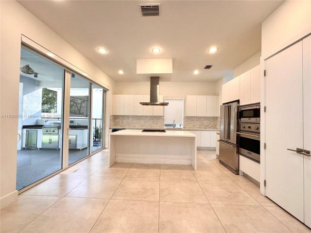 Home for rent at 10258 NW 74th Ter 0 - photo 6210255