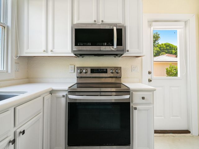 Home for sale at 813 Avon Road - photo 6213223