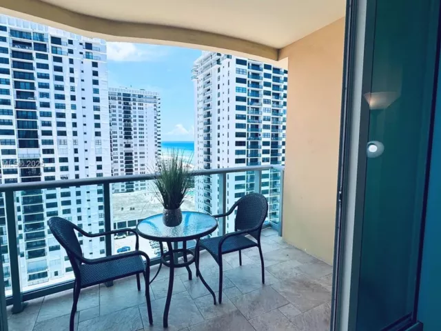 1-bedroom condo for sale in Hollywood - 2501 S Ocean Dr PH39 - MondialRealty