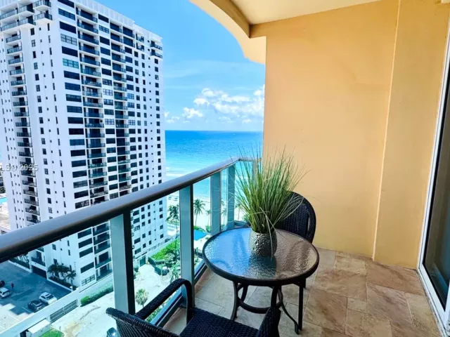 1-bedroom condo for sale in Hollywood - 2501 S Ocean Dr PH39 - MondialRealty