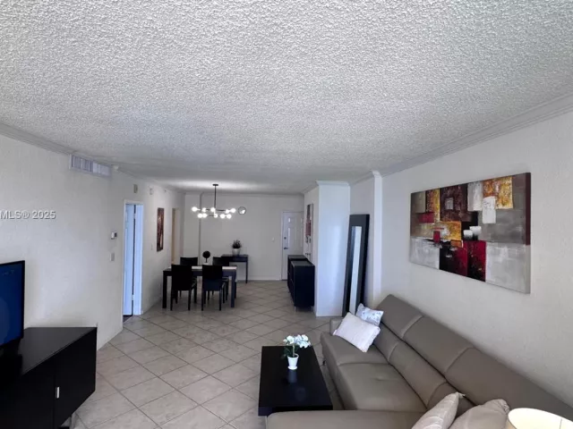 1-bedroom condo for sale in Hollywood - 2501 S Ocean Dr PH39 - MondialRealty