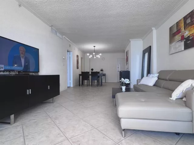 1-bedroom condo for sale in Hollywood - 2501 S Ocean Dr PH39 - MondialRealty